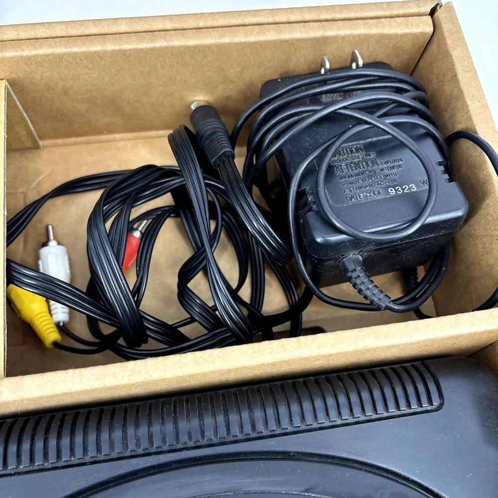 SEGA Genesis 16-Bit Video Mk-1631 2 Controllers Original‎ Box 6 Button MK-1653